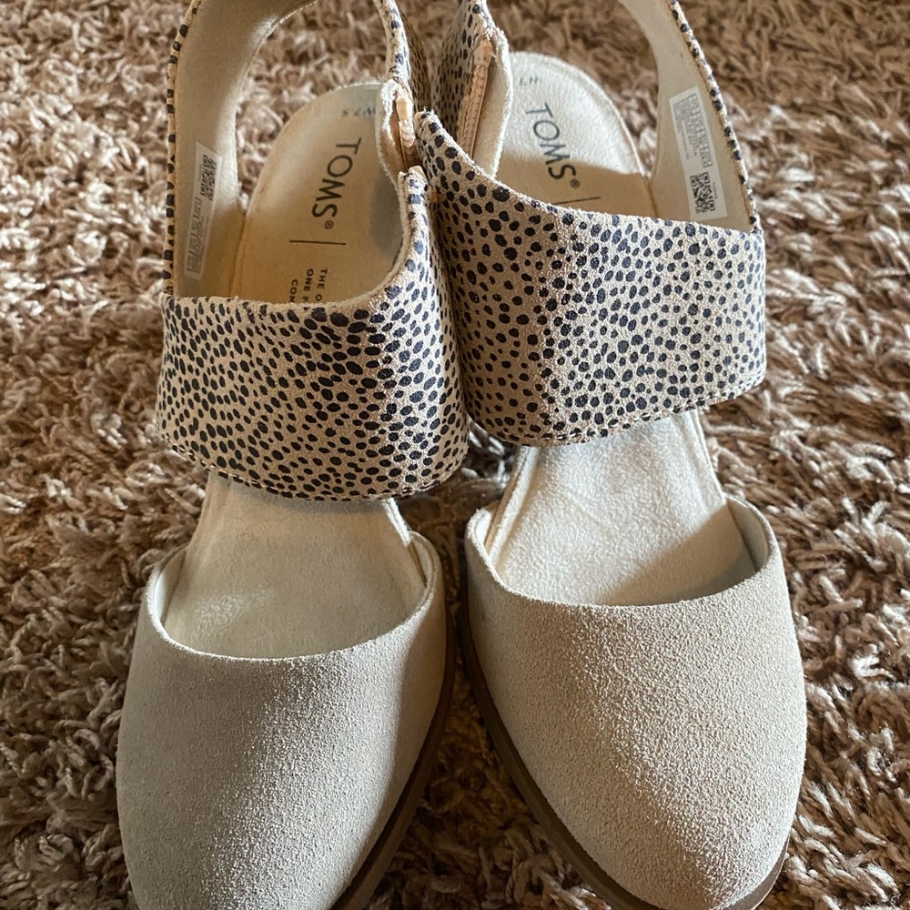 Tom's 7.5 beige sandals